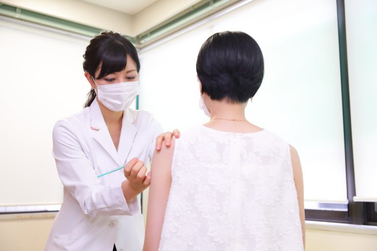 ワクチンを注射する院長