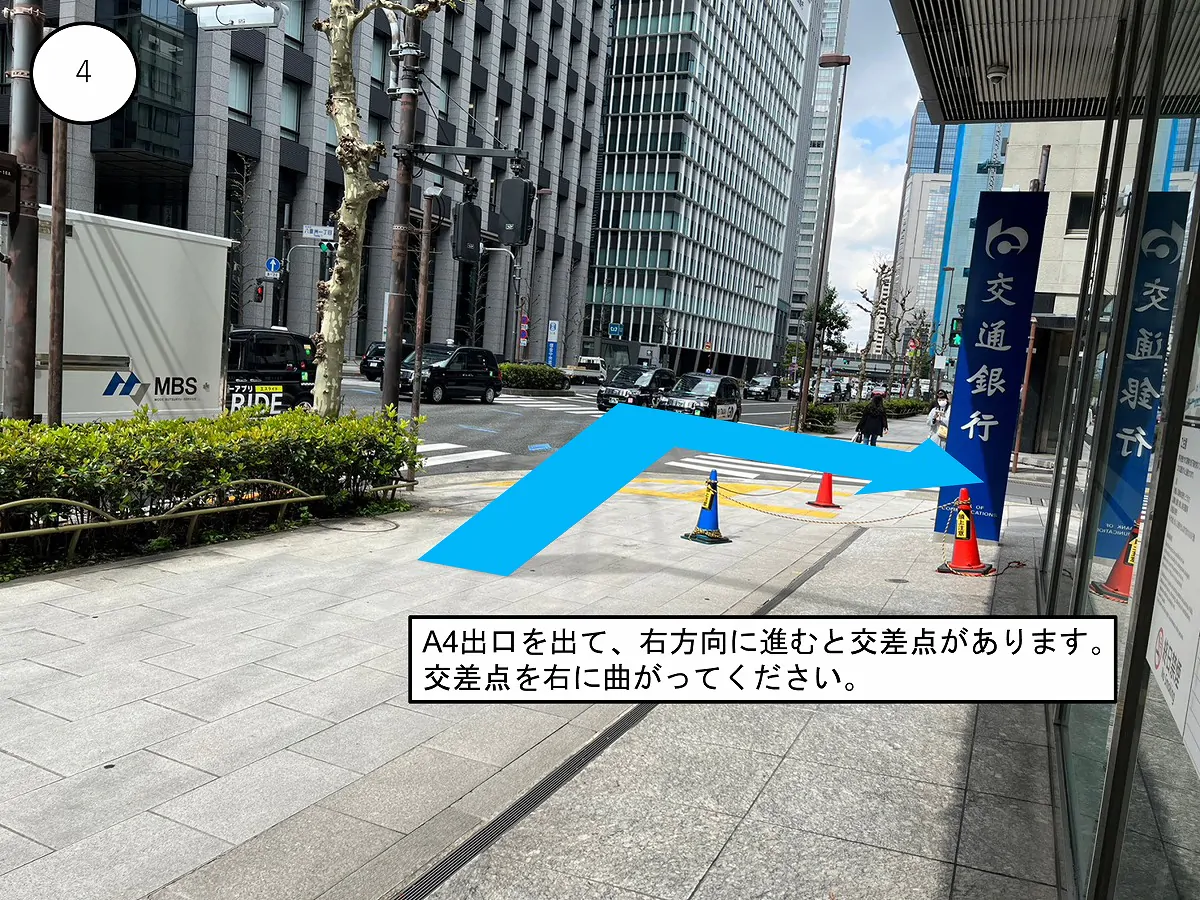 ③道路に出たら斜め右にクリニックがあります。